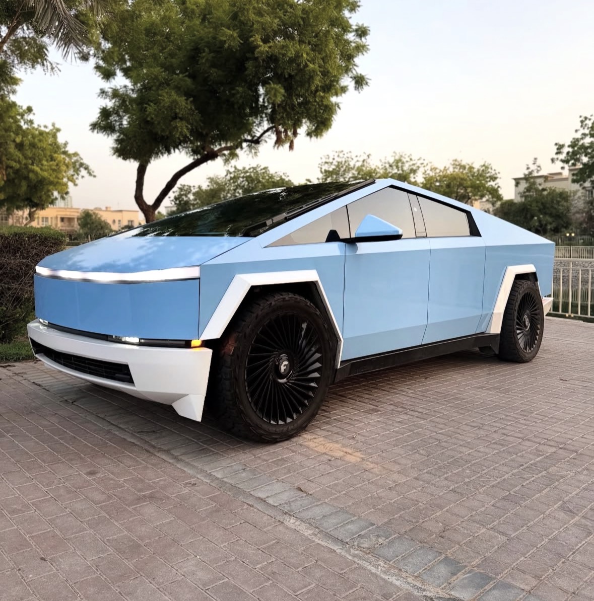 TESLA CYBERTRUCK